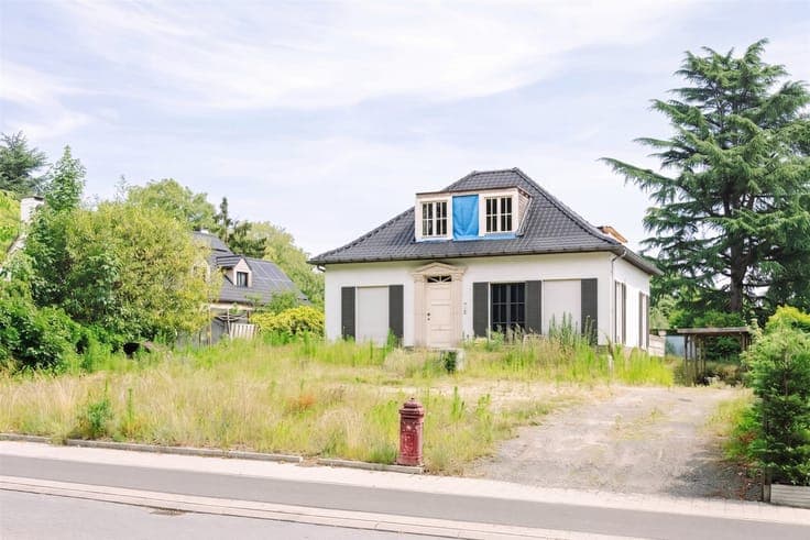 Waasmunster - Te renoveren woning op ruim perceel nabij de H