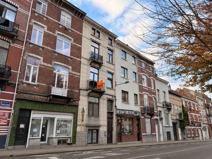 Investment property with 3 units for sale