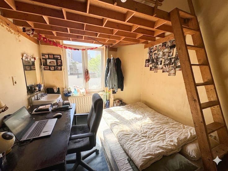 SINGLE-FAMILY HOUSE CONVERTED INTO 6 STUDIOS