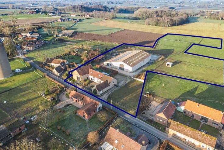 Renovated country house with horse accommodation on approx.2