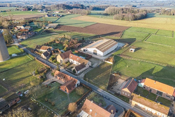 Renovated country house with horse accommodation on approx.2