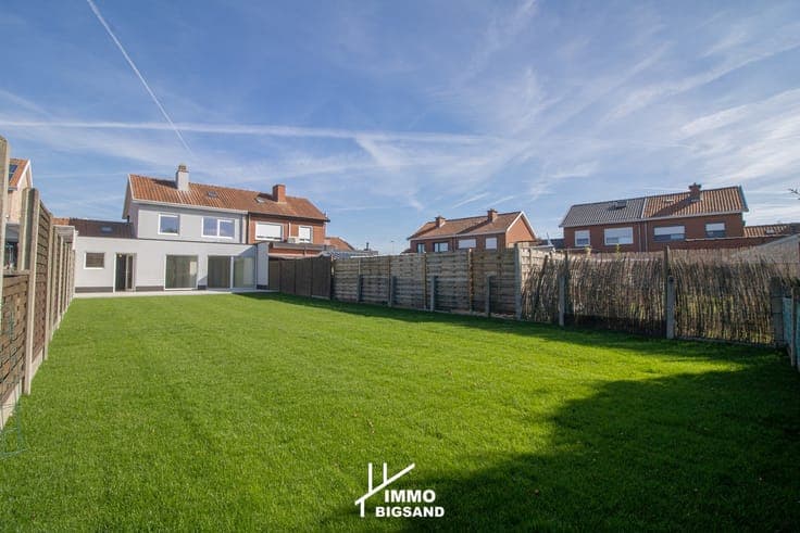 Volledig gerenoveerde woning met 3 slaapkamers, garage en...
