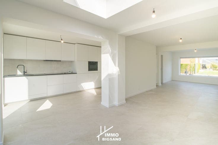 Volledig gerenoveerde woning met 3 slaapkamers, garage en...