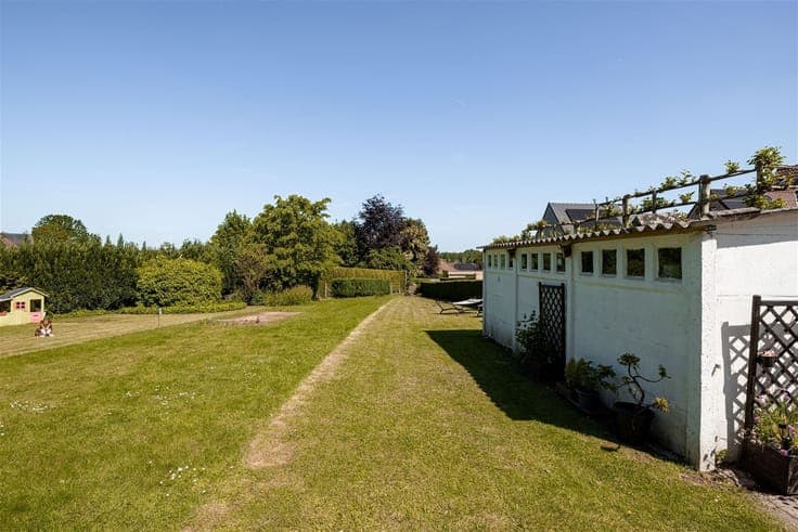 House with garden in prime location!