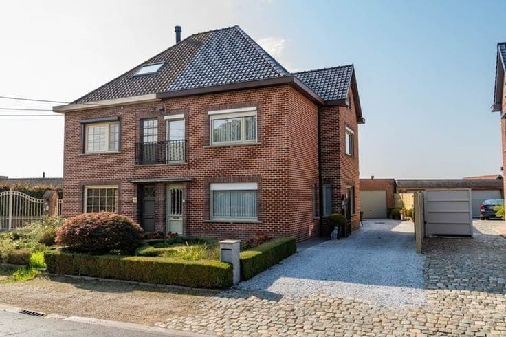Te moderniseren halfopen woning met tuin en garage op 629 m²