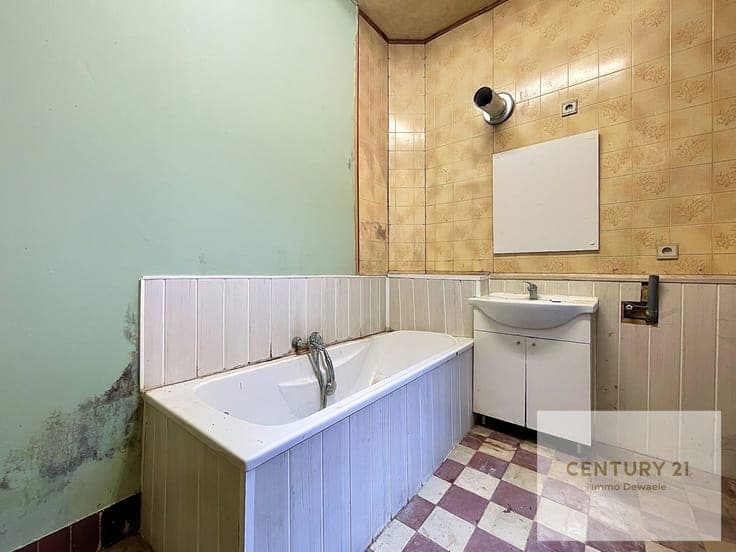 House in need of renovation, close to all amenities