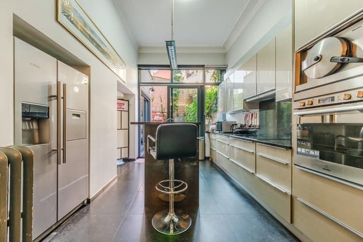 Characterful 400 m² house with garden