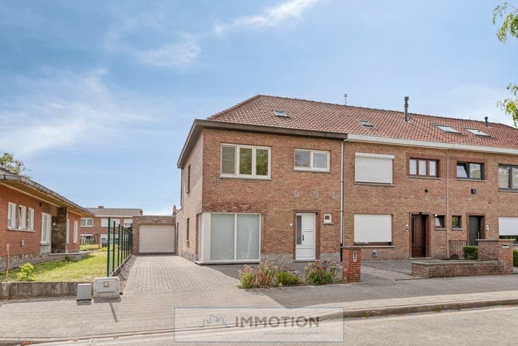Instapklare halfopen woning op rustige ligging in Wevelge...