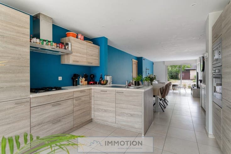 Instapklare halfopen woning op rustige ligging in Wevelge...
