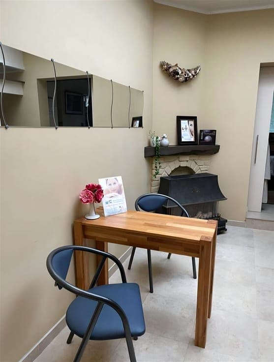 Building with commercial ground floor and duplex appt with 2