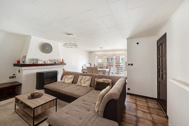 Rustig gelegen bel-etage woning met heel grote garage, op...