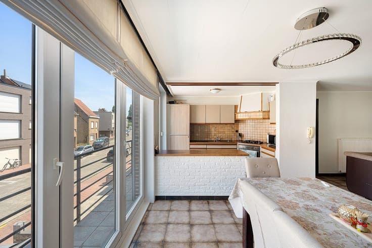 Rustig gelegen bel-etage woning met heel grote garage, op...