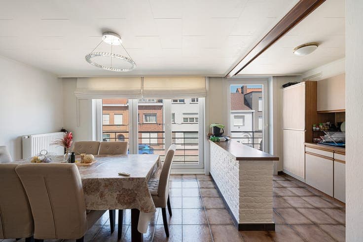 Rustig gelegen bel-etage woning met heel grote garage, op...