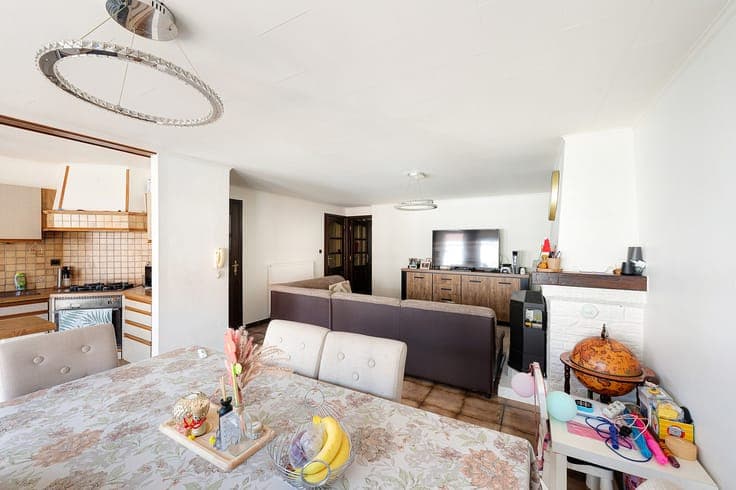 Rustig gelegen bel-etage woning met heel grote garage, op...