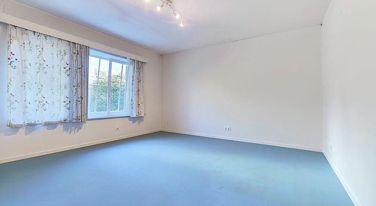 Ideal for a professional practice or a single-story kangaroo