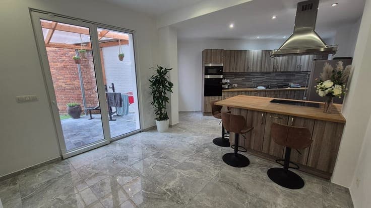 Prachtig gelegen woning met 3 slaapkamers, badkamer, mode...