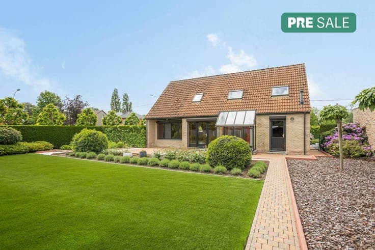 Charming open building in a prime location in Onze-Lieve-Vro