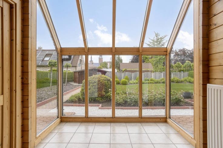 Charming open building in a prime location in Onze-Lieve-Vro