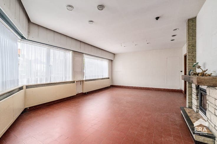 Spacious family home with 5 bedrooms, garage and garden