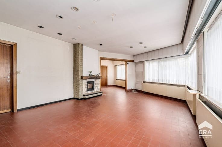 Spacious family home with 5 bedrooms, garage and garden