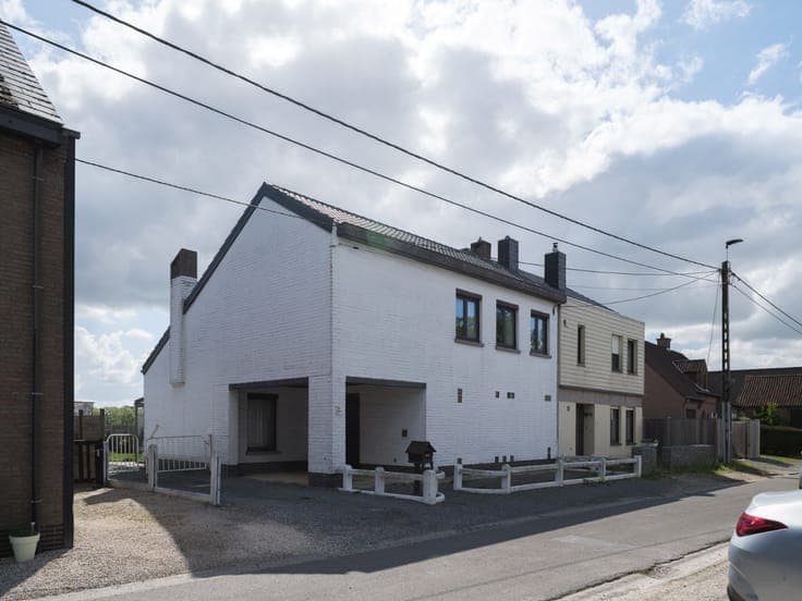 Quietly located, semi-detached house with renovation potent