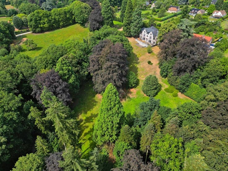 Ohain, Exceptional casco property to finish on a park