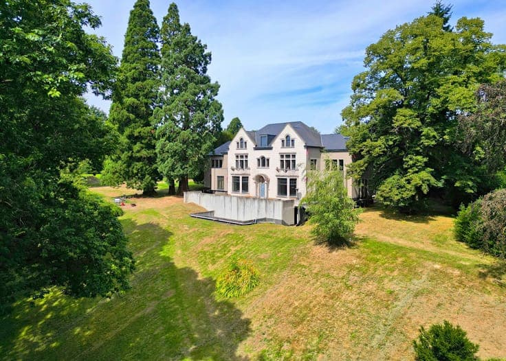 Ohain, Exceptional casco property to finish on a park