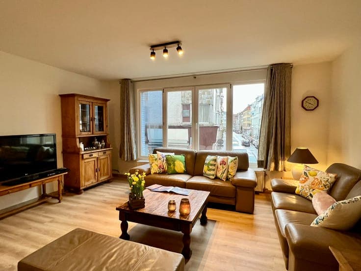 Shop + 2 apartments, €50,604 rent/year, diamond district