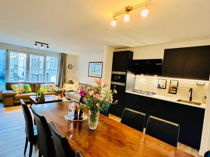 Shop + 2 apartments, €50,604 rent/year, diamond district