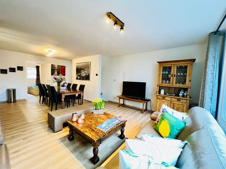 Shop + 2 apartments, €50,604 rent/year, diamond district