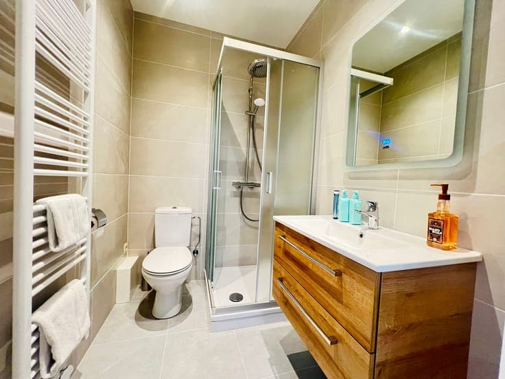 Shop + 2 apartments, €50,604 rent/year, diamond district