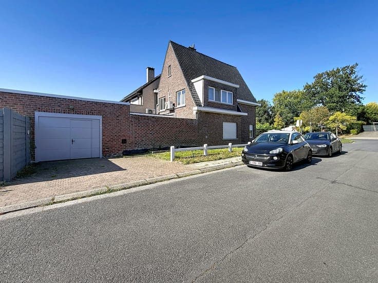3-BEDROOM HOUSE WITH GARAGE AND GARDEN