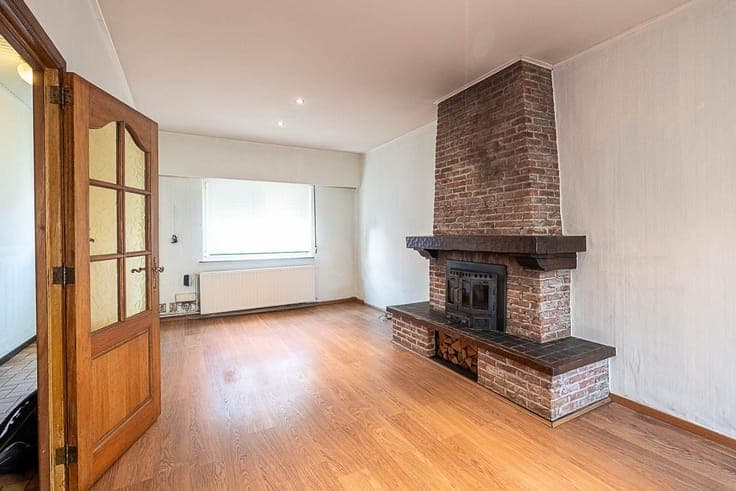Te renoveren, charmante eengezinswoning met 2 slaapkamers en