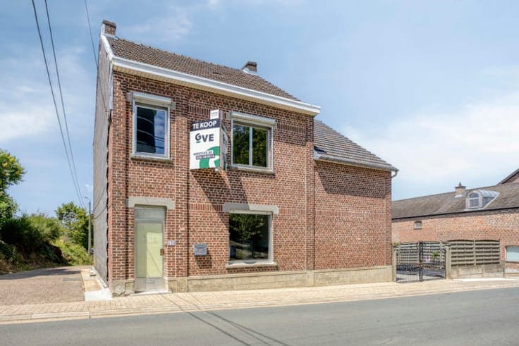 Charming detached property with potential in a green setting