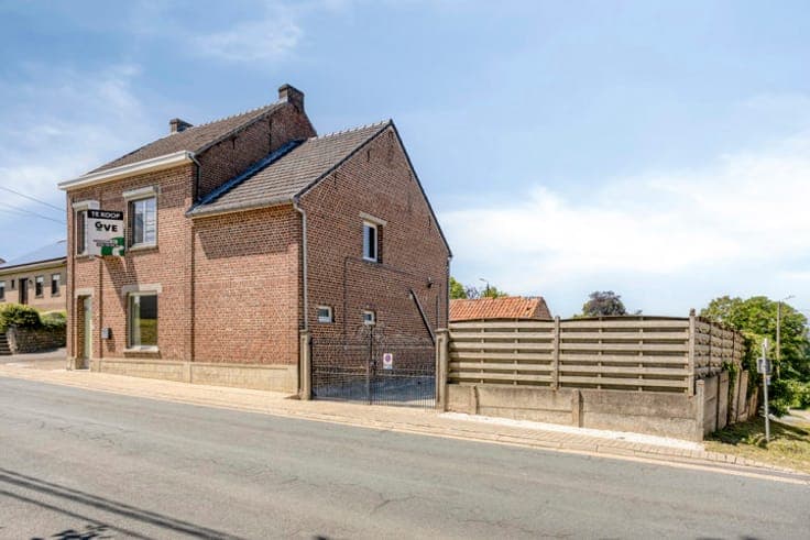 Charming detached property with potential in a green setting