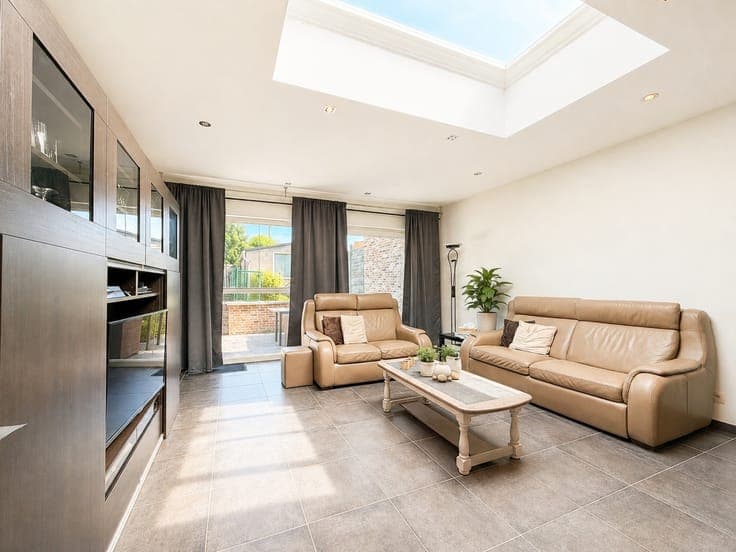 Te koop, energiezuinige woning met garage en toegang acht...