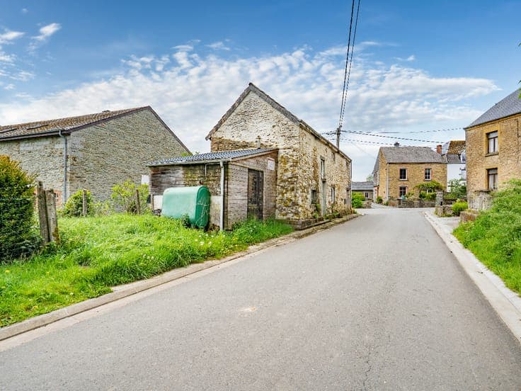 Detached house in need of renovation, a garden in Paliseul