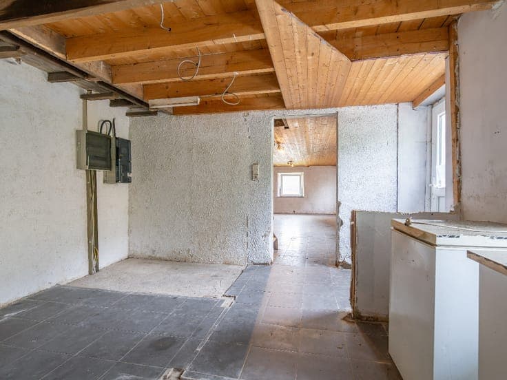 Detached house in need of renovation, a garden in Paliseul