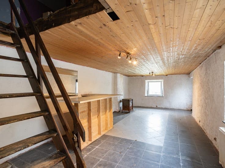 Detached house in need of renovation, a garden in Paliseul