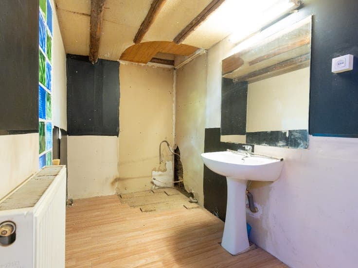 Detached house in need of renovation, a garden in Paliseul