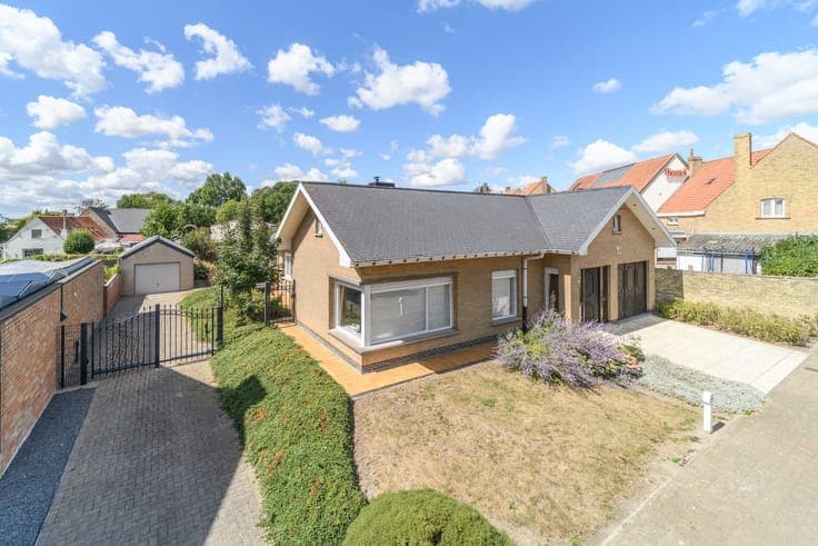 BEVEREN AAN DE IJZER: Zeer degelijke villa-bungalow met a...
