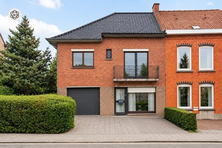 Solid family home on an exceptional 2,330 m² lot