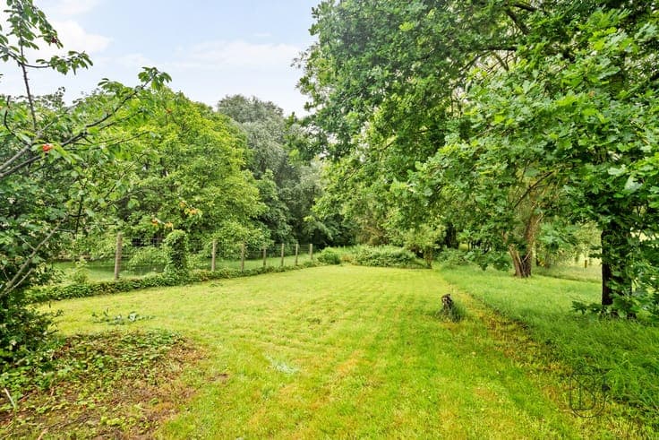 Solid family home on an exceptional 2,330 m² lot