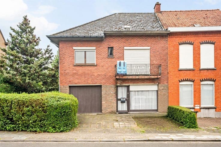 Solid family home on an exceptional 2,330 m² lot