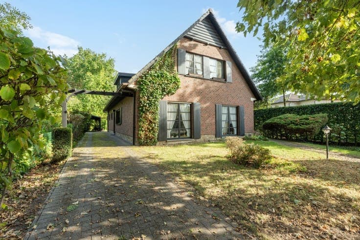 Detached house with garden in central Humbeek