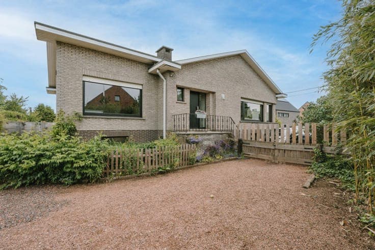 Vrijstaande, karaktervolle woning met prachtige tuin