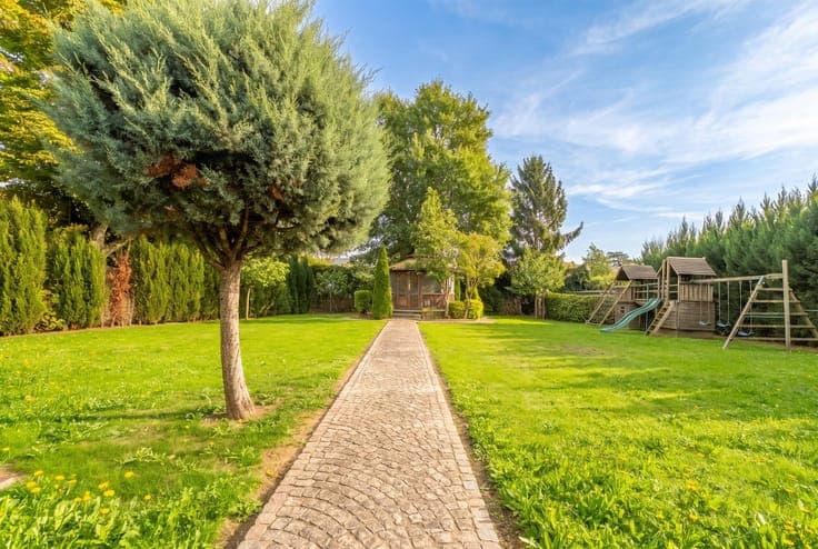 Characterful mansion house of approx. 571 m² on a plot of ne