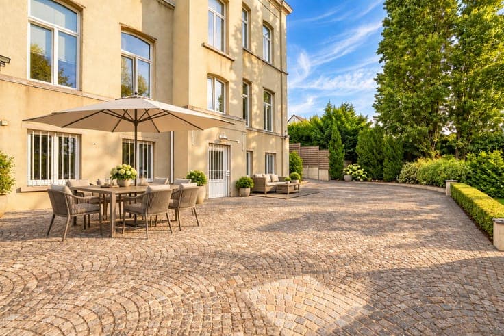 Characterful mansion house of approx. 571 m² on a plot of ne