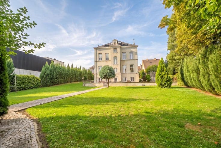 Characterful mansion house of approx. 571 m² on a plot of ne