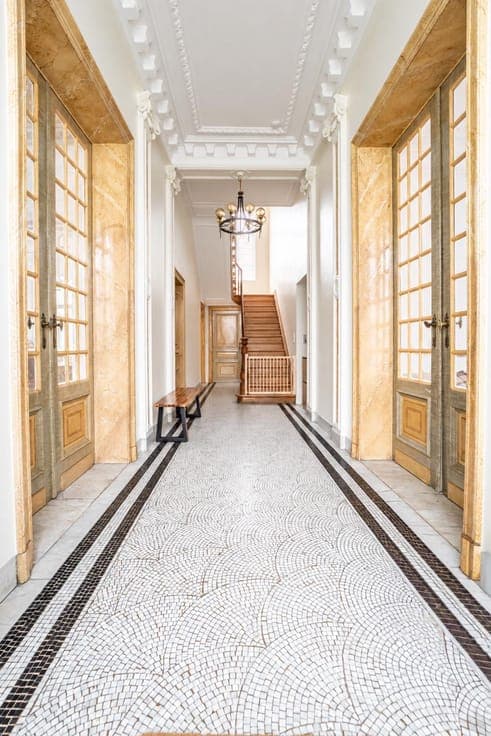 Characterful mansion house of approx. 571 m² on a plot of ne